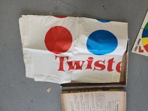 Vintage 1966 Milton Bradley Twister 4645 complete Game VHTF - Picture 2 of 7