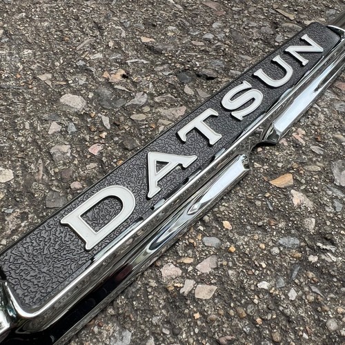 Insignia emblema tapa maletero DATSUN VIOLETA 160J pieza genuina NOS JAPÓN - Imagen 4 de 14