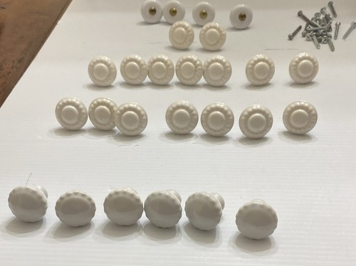 Lote de 25 tiradores de cajones vintage de porcelana cerámica blanca (3 estilos diferentes) - Imagen 2 de 23