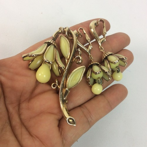Vtg Crown Trifari Pat. Pend. Yellow Glass Gold tone pin brooch Earrings Set - Picture 6 of 9