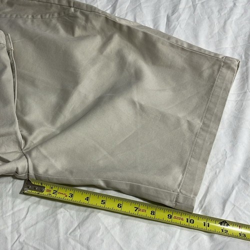 G.H. Bass & Co. mens stone khaki rugged flat front 10" chino shorts - size 42 - Picture 9 of 10