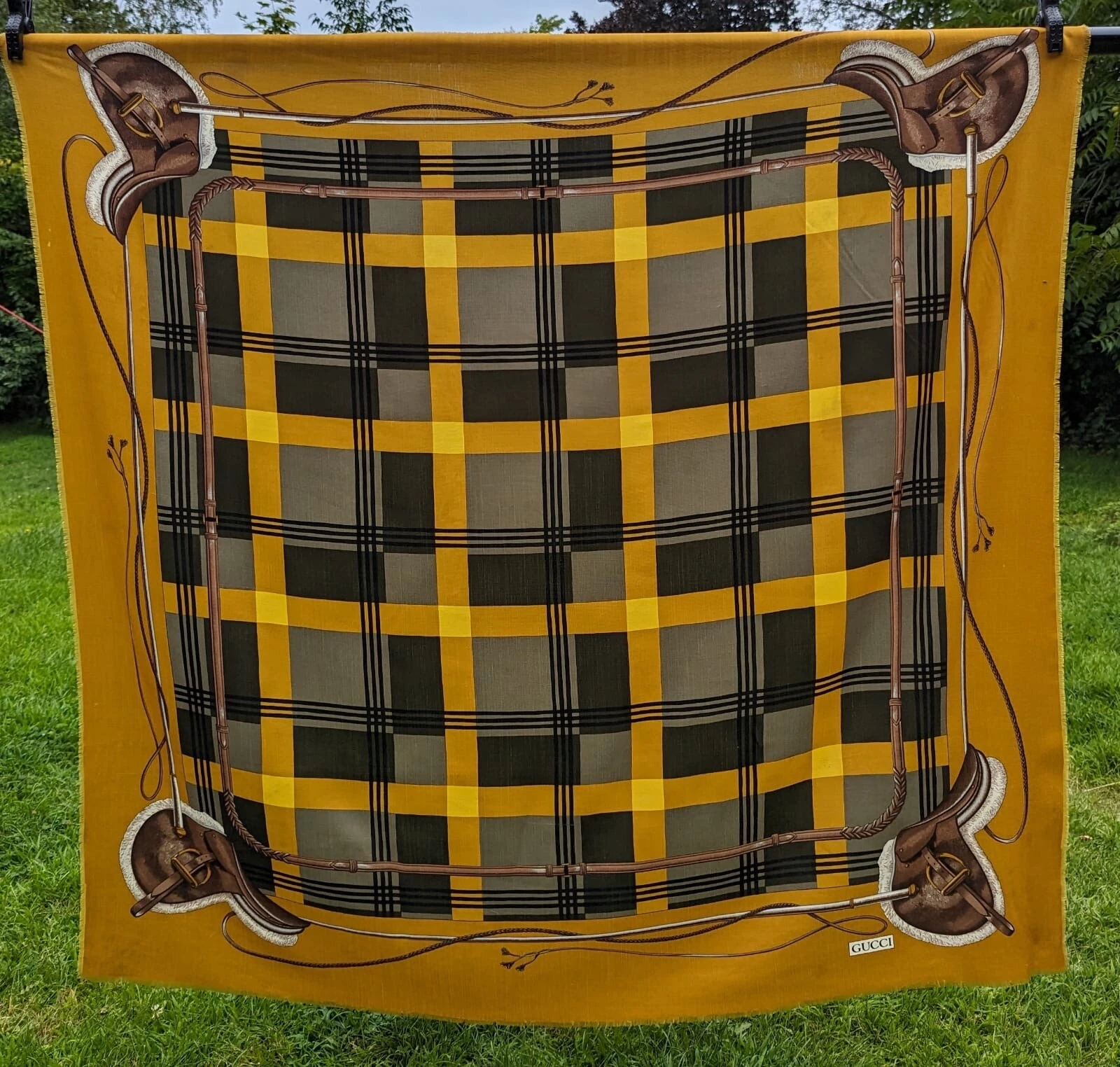 GRAND CHÂLE EN LAINE VINTAGE CREATEUR GUCCI AVEC MOTIF PLAID + SELLES DE CHEVAL