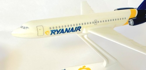 BAc 1-11-500 Ryanair Early 1990's Vintage Wooster Collectors Model Scale 1:200 - Picture 8 of 9