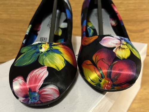 Angel Flex Black Vibrant Colors Tropical Floral Heels Closed Toe Pumps Shoes NWT - Picture 7 of 7