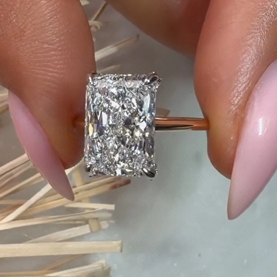 Anillo de compromiso de diamantes cultivados en laboratorio IGI G VVS1 radiante de 4,00 quilates en oro bicolor de 14 k Foto 2 de 4