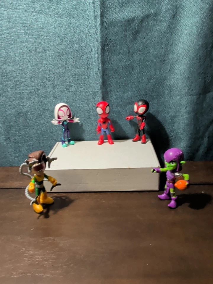 Juego de 5 figuras de Spidey and His Amazing Friends Hasbro 4" Web Squad usadas buenas Foto 2 de 4