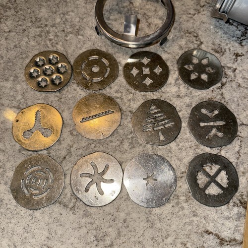 Vintage Mirro Cookie Cooky Press Pastry Decorator With 12 Discs Aluminum - Picture 2 of 12