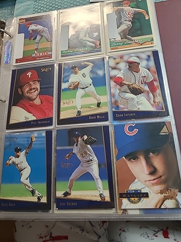 THREE-RING BINDER WITH OVER 200 BASEBALL CARDS: MATTINGLY, ROBERTO KELLY,... - Picture 2 of 24