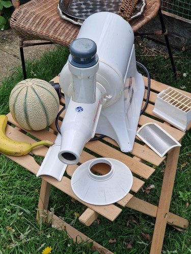 Champion 2000+ Juicer, White, hardly used, heavy - Picture 4 of 4