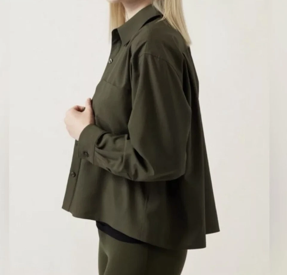 Camisa verde ATHLETA recortada elástica técnica manga larga abotonada 1X  Foto 3 de 4