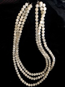Vintage-Mother-of-Pearl-3-Strand-Necklace-Shell-Beads-Authentic