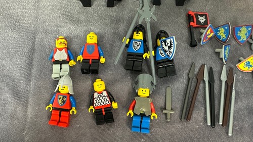 Vintage LEGO Knights Minifigure Lot - Castle Accessories Shield, Horses - Picture 2 of 4