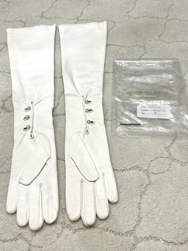 Carolina Amato Long white Italian leather gloves. Length 23.5 inches. Used. - Picture 4 of 7