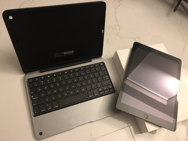 Apple iPad Air 1st Gen. 128GB, Wi-Fi, 9.7in - Space Gray (CA), CLAMCASE included