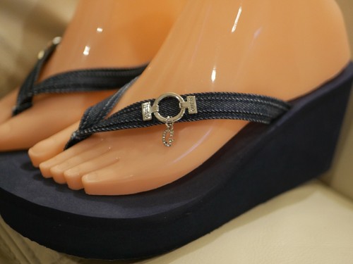 NEW WOMENS GUESS BLUE JEAN FABRIC FLIP FLOPS PLATFORM WEDGE SANAI2 6,7, 8,9,10 - Picture 7 of 11