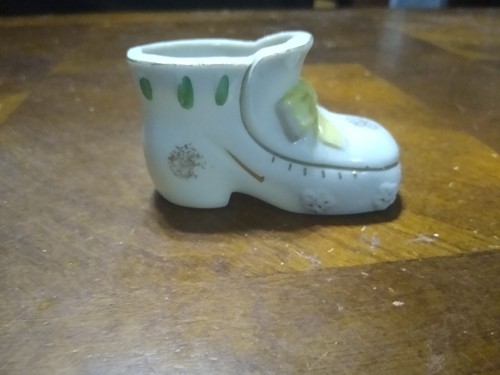 1 weißer Porzellanschuh mit gelber Schleife (Box 20) - Bild 2 von 3