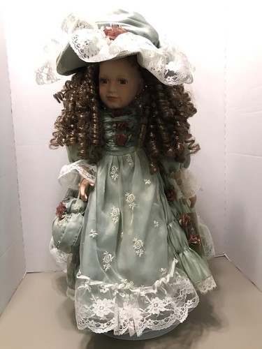 Porzellanpuppe 26 Zoll trägt ein mintgrünes Kleid/Hut - Bild 1 von 10