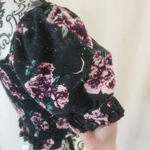 Top corto acanalado floral romántico oscuro negro y púrpura mangas abullonadas talla mediana - Imagen 7 de 8