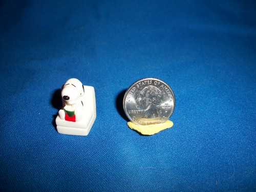 SNOOPY ON COUCH EATING Miniature Figurine PEANUTS Toy Food Premium Mini Figure - Picture 2 of 5