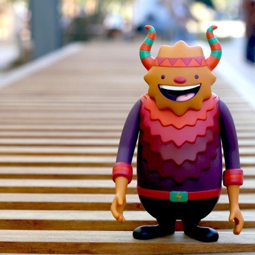 FIGURA VINILO DISEÑADOR RELOJ DE SOL CAMILO BEJARANO CRAZYLABEL - Imagen 2 de 2