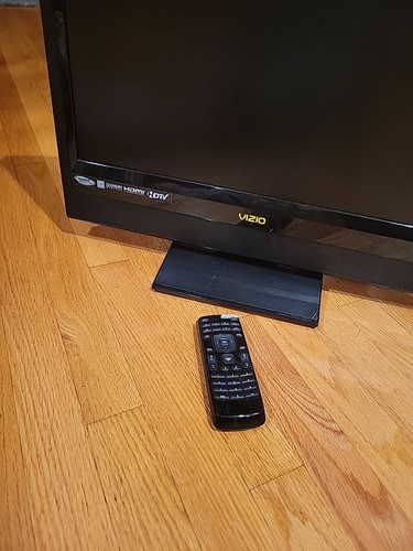 Vizio VO22L 22 Inch 1080 LCD HDTV Flat Screen TV HDMI GAMING KITCHEN & Remote - Picture 2 of 8