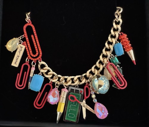 BETSEY JOHNSON Regreso a la Escuela Cadena de Oro Conjunto de Collar y Pulsera NUEVO - Imagen 6 de 7