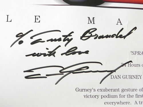 Poster firmato Dan Gurney 1967 Le Mans Spray It Again Dan Champagne Ford Mark IV - Foto 3 di 13