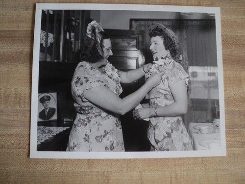 11- 1949 Wedding Photos Old Man Young Bride MIRROR Reflect Gowns Flowers 8"x10" - Picture 5 of 7