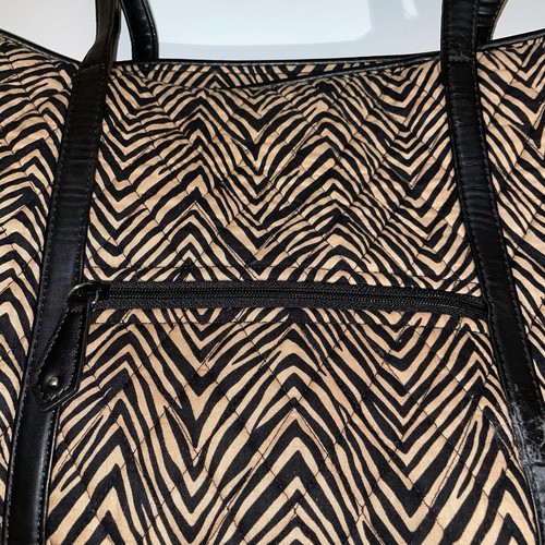 Bolso de Mano Vera Bradley Acolchado Estampado de Cebra, Negro Tostado - Imagen 5 de 10