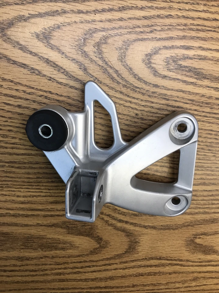 SUZUKI KATANA GSX750F 1998-2006, SOPORTE PILLÓN PARTE TRASERA DERECHA # 43811-08F00 Foto 2 de 4