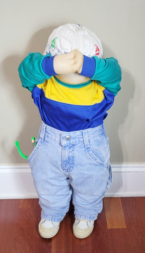 Vintage lebensgroß 25 Zoll Junge Weichkörper Puppe bedeckt Augen trägt Jeans & Schuhe