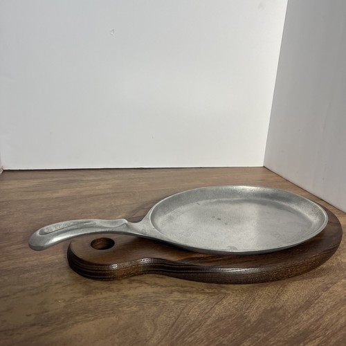 VINTAGE WILTON PEWTER METAL RWS GRILLWARE SIZZLE PLATTER WITH WOOD BASE USA - Picture 2 of 5