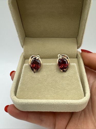 14CT Rolled Rose Gold Earrings Marked 585RG Garnet Cluster January Birthstone - Picture 3 of 7