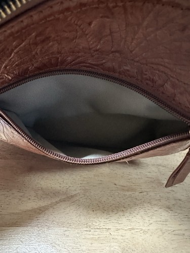 "Bolso de hombro de cuero marrón en relieve de 12""x10"" American Leather Co. para mujer" - Imagen 6 de 6