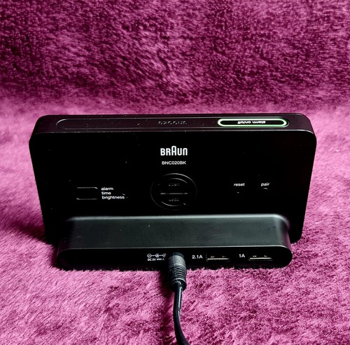 Braun Digitaler Wecker mit LCD-Display, 2x USB-Anschlüsse, Modell BNCO20BK - Bild 3 von 8