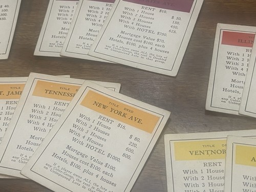 Vintage Monopoly Spielfiguren & Spielsteine Holzhäuser & Hotels ohne Brett in Box - Bild 8 von 10