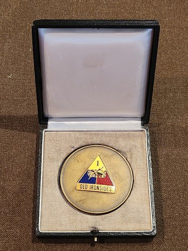 Vietnam era 1st Armored Boxed Presentation Medal / LTC. G.W. McGovern - Picture 1 of 3