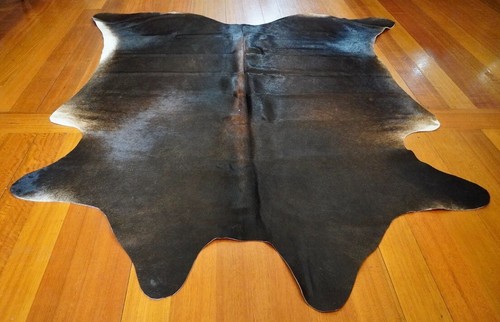 DARK AND SMOKEY TONES - A LOVELY GLOSSY COAT - A GREAT MID SIZED COWHIDE RUG - Bild 4 von 7
