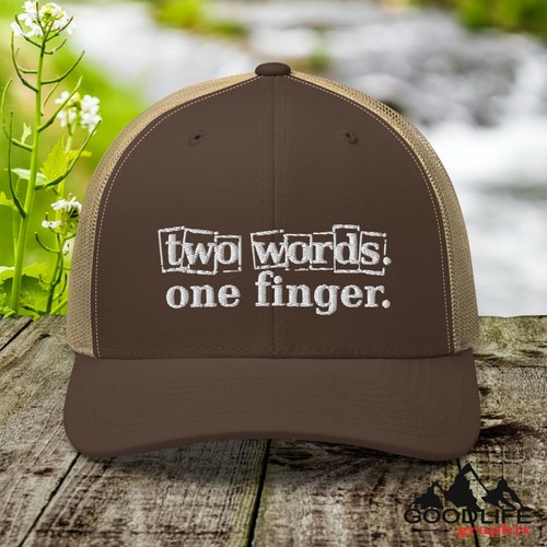 Two Words One Finger Sarkastische Mittelfinger Truckermütze für Herren Damen - Bild 1 von 34