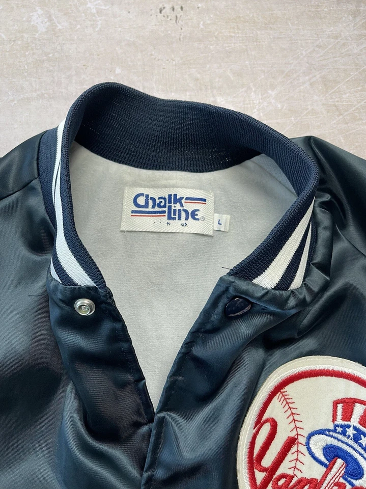 Chaqueta de satén vintage de los años 90 New York Yankees línea tiza (talla grande) hecha en EE. UU. Foto 3 de 4