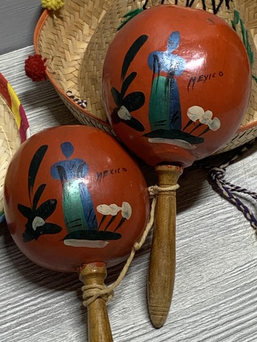 Mexico Hand Painted Maracas Pair + 2 Mini Straw Sombrero Hats Set of 4 Folk Art - Picture 4 of 9