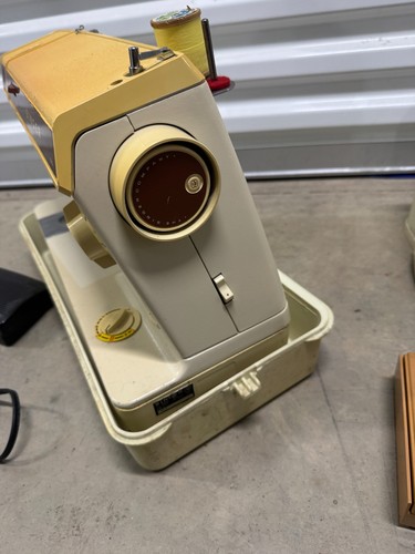 Singer Graduate 935 Sewing Machine & Accessories - Picture 7 of 9