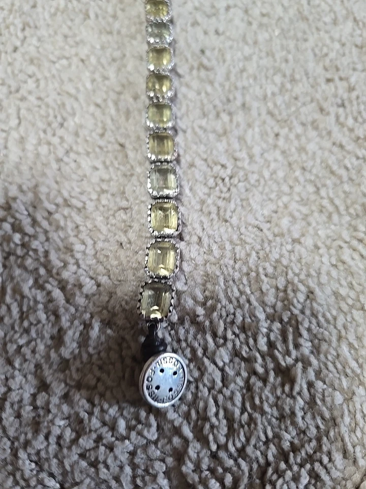 Pulsera con cierre de botón de cuero plateado piedra amarilla fósil. Estilo raro Foto 2 de 4