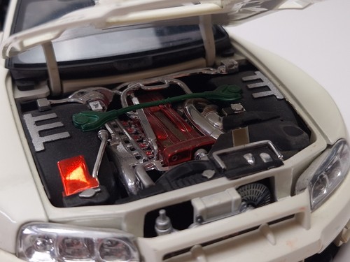 Muscle Machines 1/18 Scale Die Cast Model Nissan Skyline - White - Picture 15 of 16