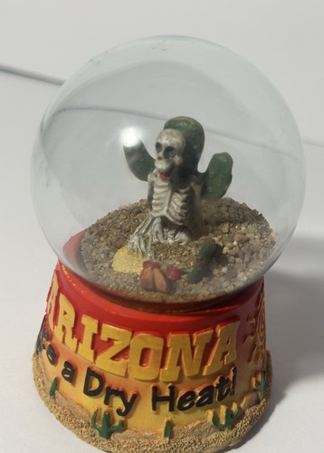 Arizona It's a Dry Heat! Skelett Kaktus Wüste Thema Sand gefüllt Schneekugel - Bild 1 von 4