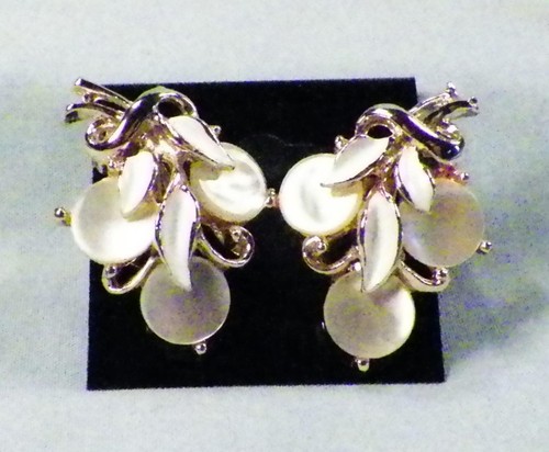 Collana Bracciale Orecchini Foglie Bianche Termoplastiche Tono Oro Metallo Retro - Foto 4 di 5