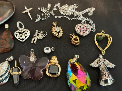 LOT -19 ASSORTED CRYSTAL & RHINESTONE CHARMS AND PENDANTS VTG - Costume Jewelry - Picture 3 of 6
