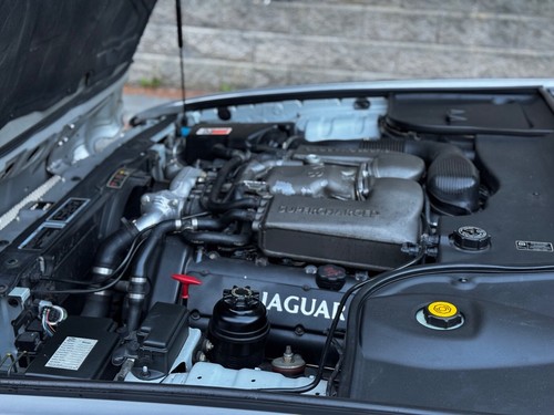 2001 Xjr Supercharged with all service records, two keys and manuals - Picture 18 of 22