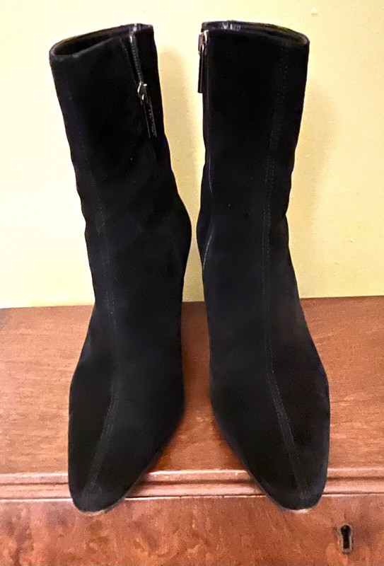 Aquatalia women boots 8.5 weatherproof lined black suede pointy toe- cozy! Aquatalia women boots 8.5 weatherproof lined black suede pointy toe- cozy!
