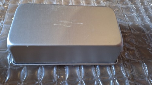 Wilton Loaf Pan for baking cake meatloaf pumpkin bread 9" x 5"x 2 3/4" - Picture 2 of 2